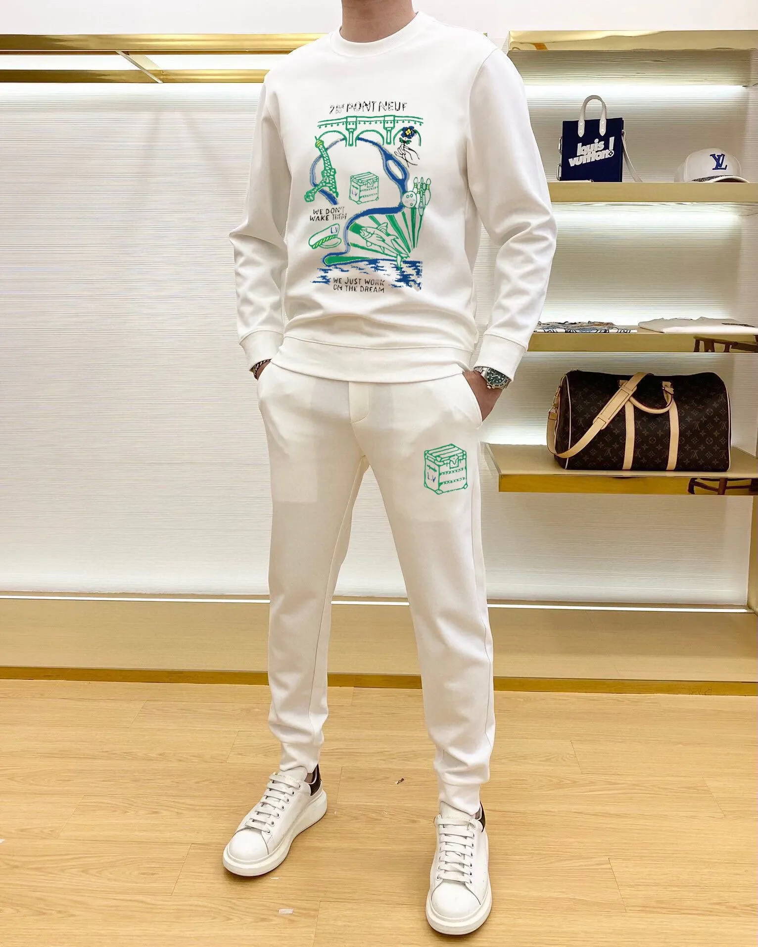 🅿️380 direct batch [Lv Louis Vuitton] (Fat Man Gospel) hot-selling suit is coming. Focus on the original version of the official website. 2025 new hot-selling sweatshirt suit. The original order is the best. 🇭🇰The meticulous work of top designers. Just for a fitting and perfect upper body effect. All-natural high-quality Roman cotton 100%, close-fitting comfort, noble and elegant! Original hardware embodies elegance and nobility! Counter size: M-5XL (maximum wear up to 220 pounds)